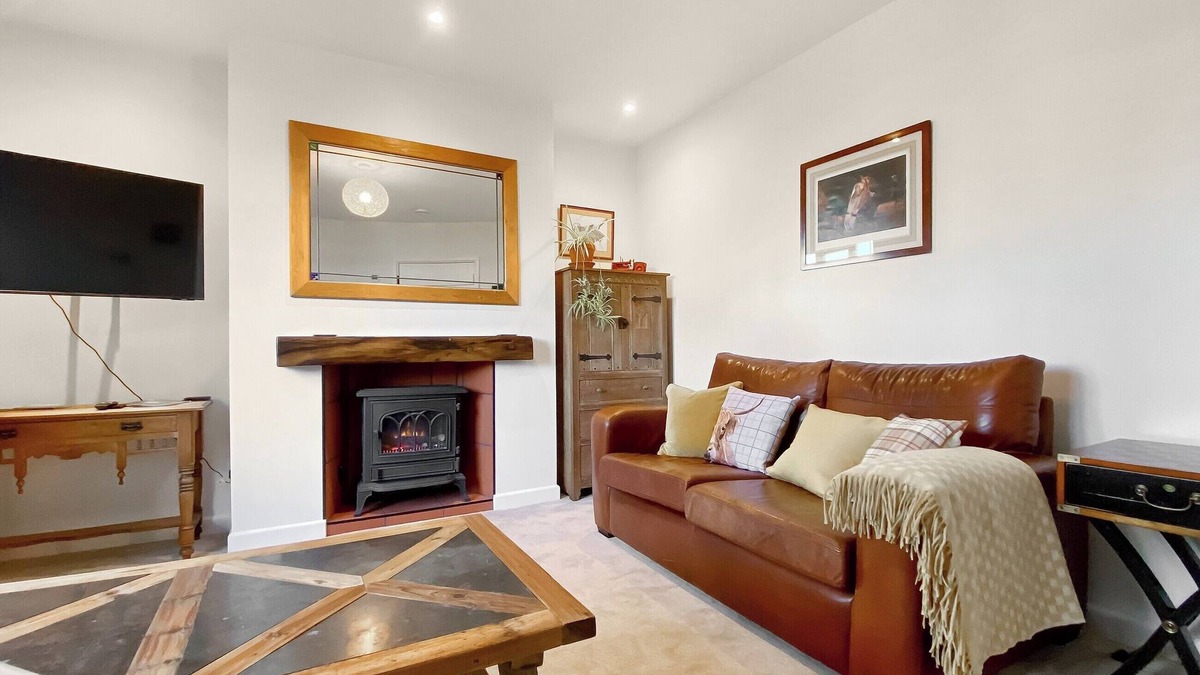 Broad Hinton Cottage | 2 bedroom accommodation in Winterbourne Monkton, Nr Marlborough