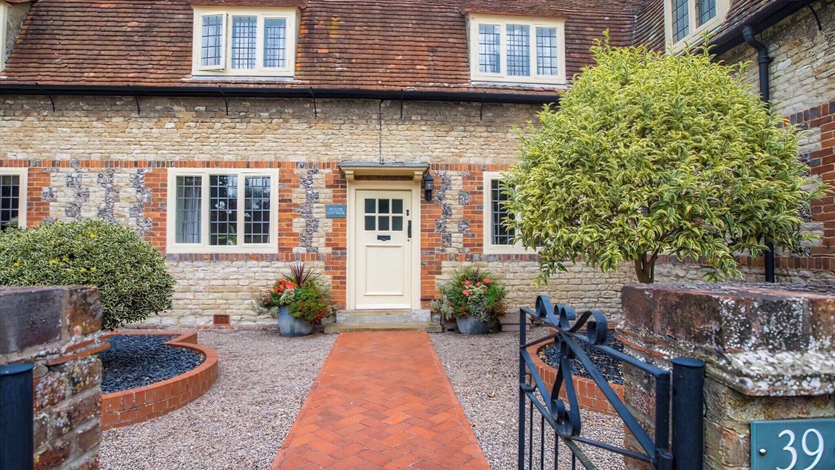 Benson Cottage | 2 bedroom accommodation in Preston Crowmarsh, near Wallingford