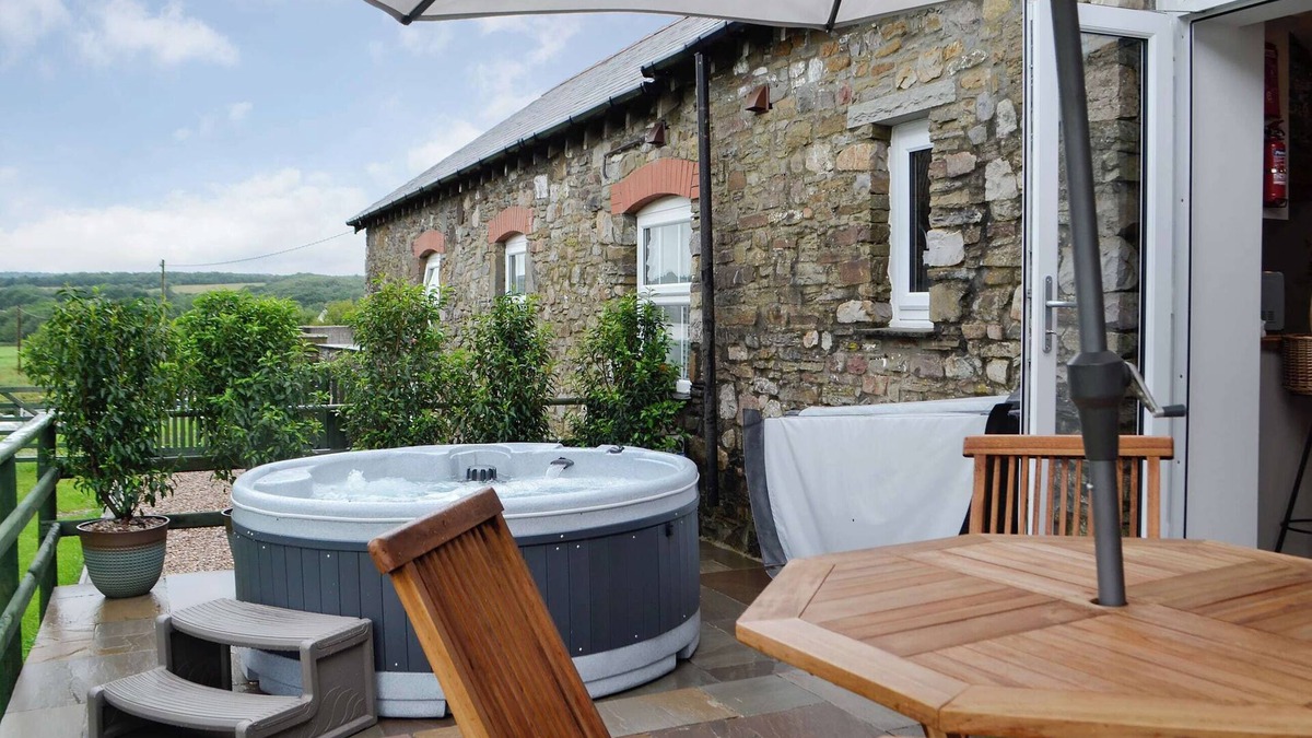 Ammanford Cottage | 2 bedroom accommodation in Betws, near Ammanford