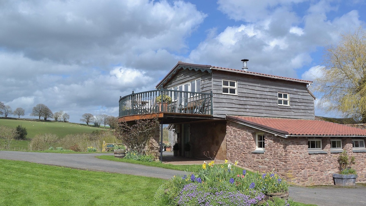 Hay-on-Wye Cottage | 2 bedroom accommodation in Bosbury, near Ledbury