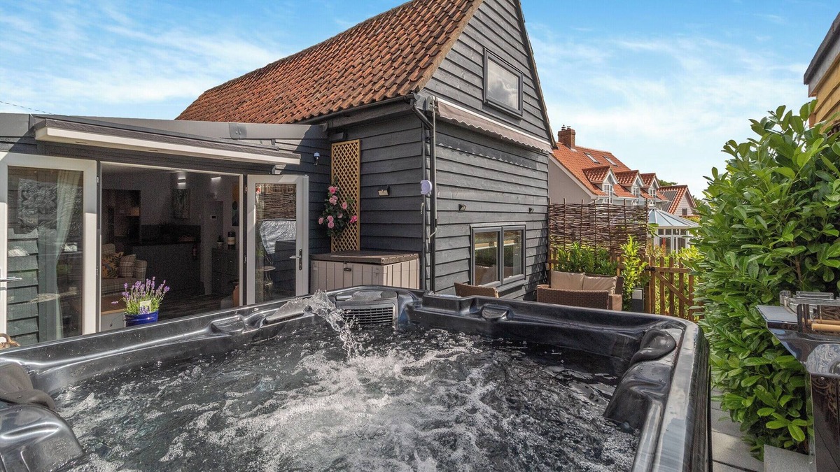 Wickhambrook Cabin | 2 bedroom accommodation in Wickhambrook, near Newmarket