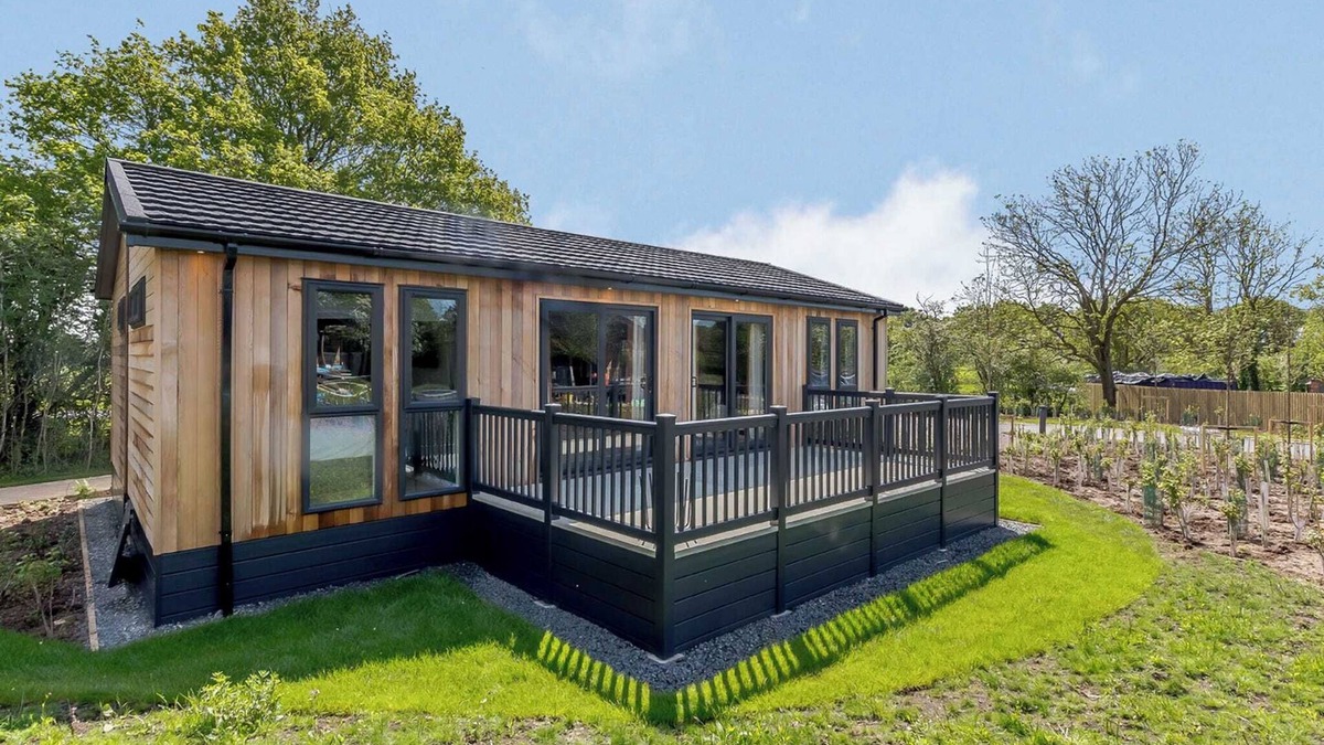Saintbury Ski Chalet | 2 bedroom accommodation in Snitterfield, Stratford Upon Avon
