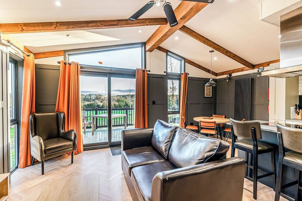 Saintbury Ski Chalet | 2 bedroom accommodation in Snitterfield, Stratford Upon Avon