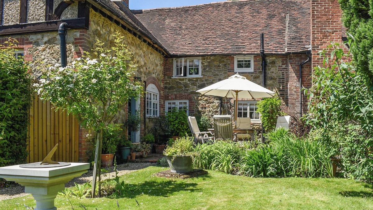 Tonbridge Cottage | 2 bedroom accommodation in Holmbury St Mary, near Dorking