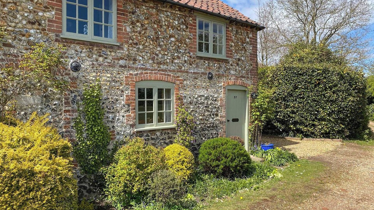 Helhoughton Cottage | 2 bedroom accommodation in Helhoughton, near Fakenham