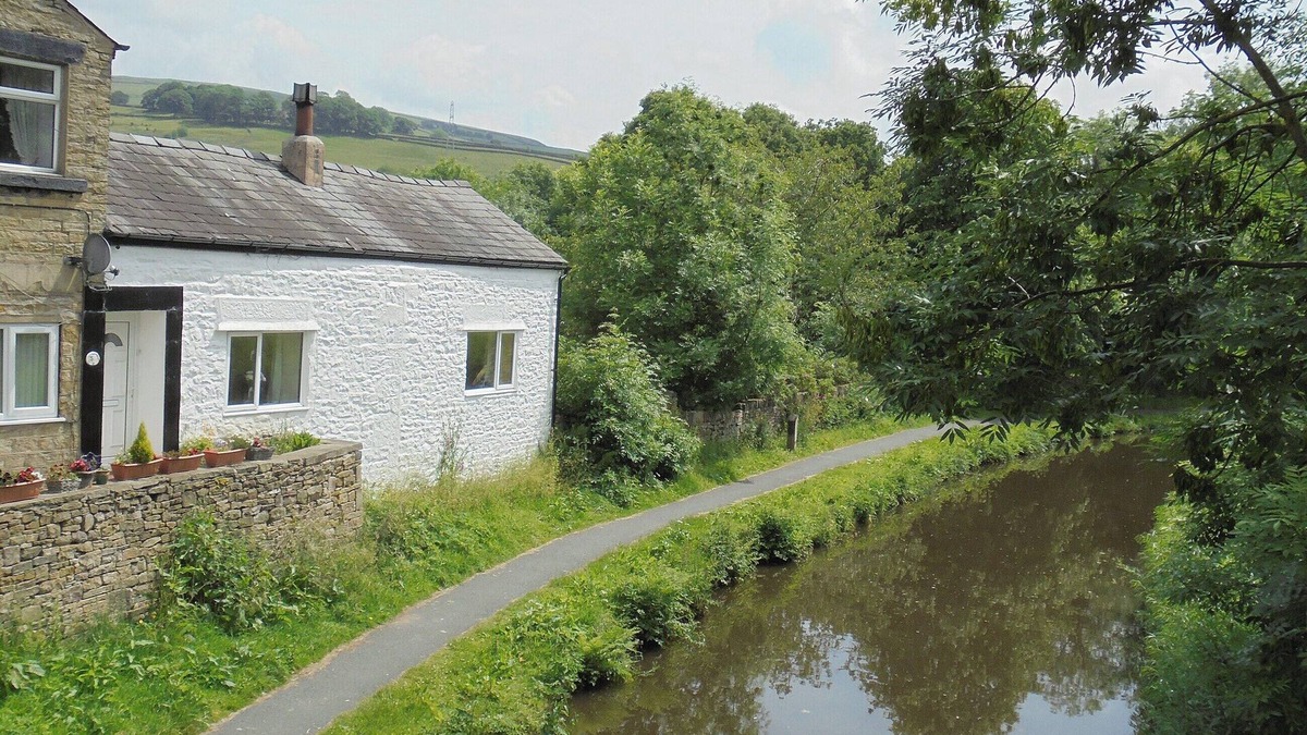 Furness Vale Cottage | 2 bedroom accommodation in Furness Vale, near Whaley Bridge