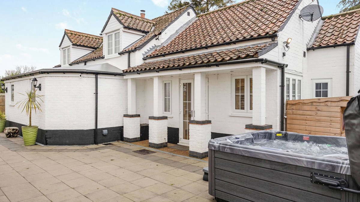 Burgh le Marsh Cottage | 2 bedroom accommodation in Thorpe St Peter, near Skegness