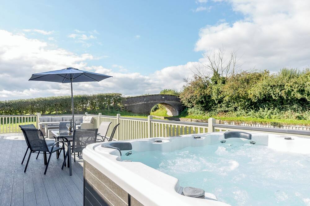 Ellesmere Ski Chalet | 2 bedroom accommodation in Tetchill