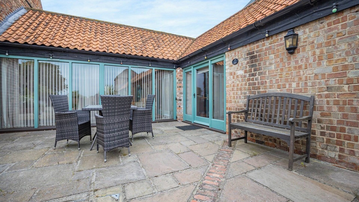 Grimsby Cottage | 2 bedroom accommodation in Holton-Le-Clay, near Cleethorpes