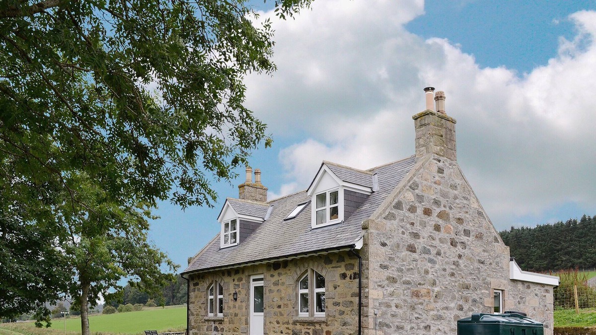 Alford Cottage | 2 bedroom accommodation in Glenkindie, near Alford