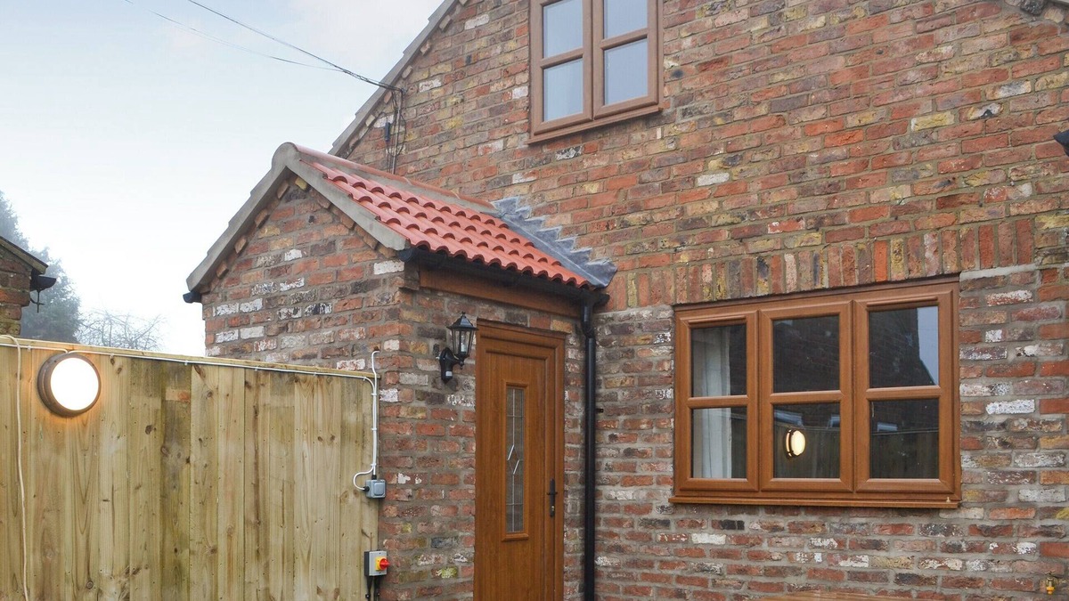 Arnold Cottage | 2 bedroom accommodation in Baswick, near Driffield