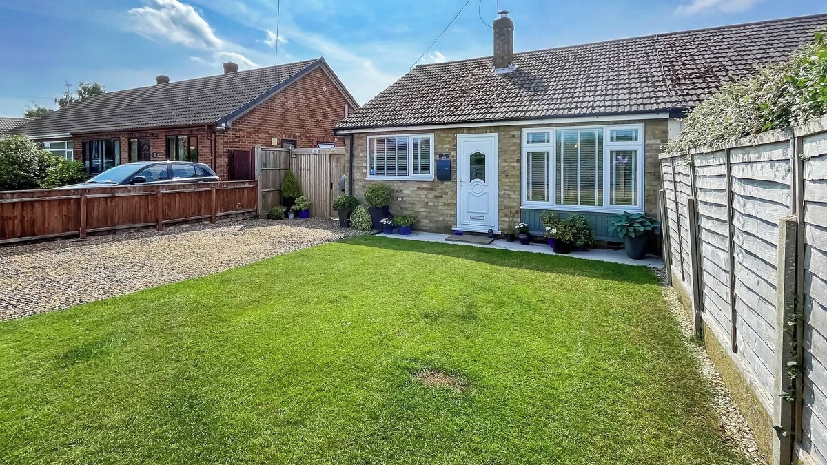 Crowle Cottage | 2 bedroom accommodation in Crowle