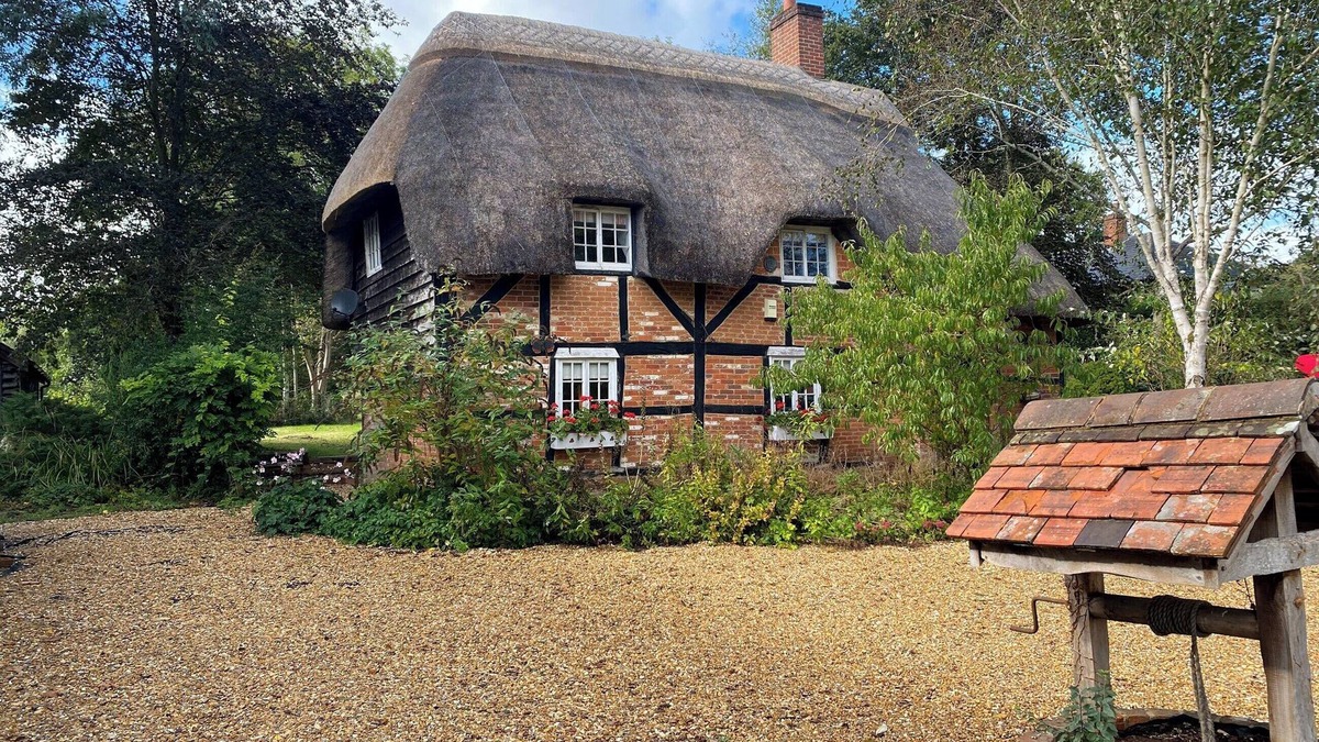 Sherfield English Cottage | 2 bedroom accommodation in Romsey, near Brook