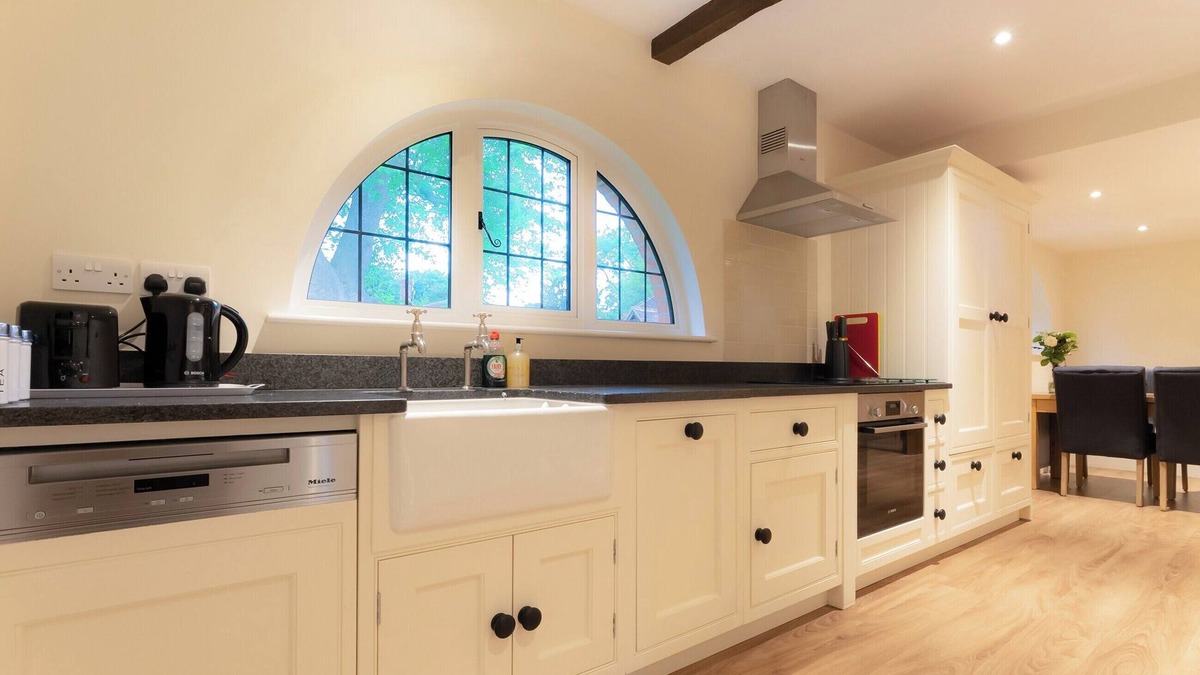 Woking Cottage | 2 bedroom accommodation in Ockham, near Guildford