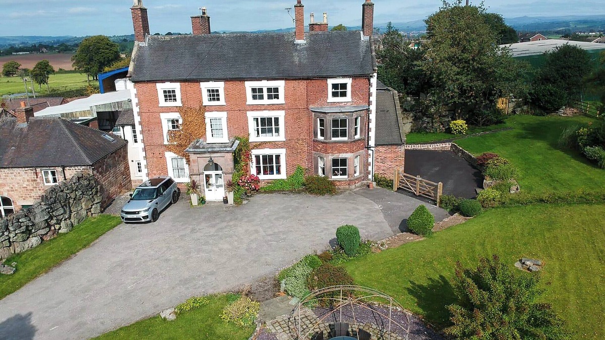 Leek Cottage | 2 bedroom accommodation in Cheddleton, near Leek