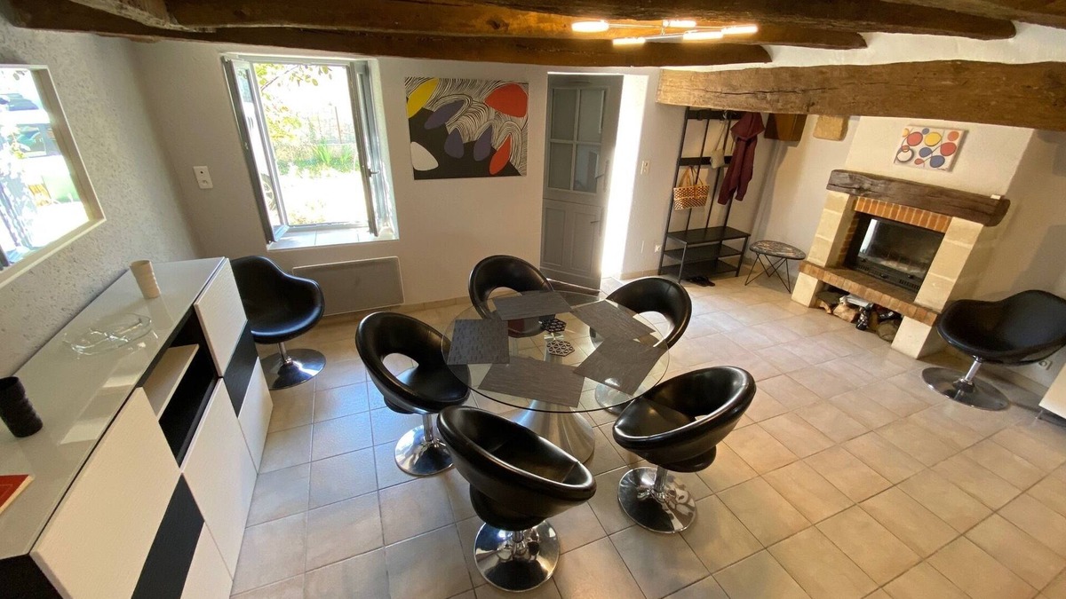 Sache House | 2-bedroom all-inclusive 3-star gîte, close to shops