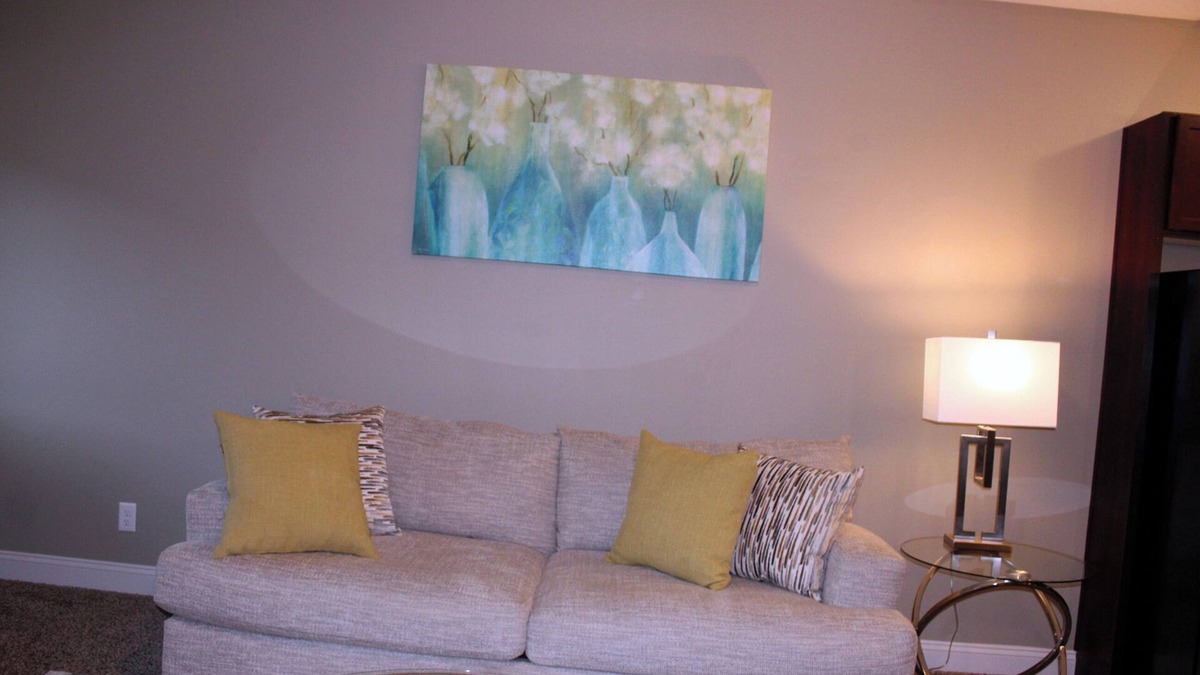 West Des Moines Apartment | 2-bedroom apartment in W. Des Moines. Close to Jordan Creek mall, DMU, Top Golf