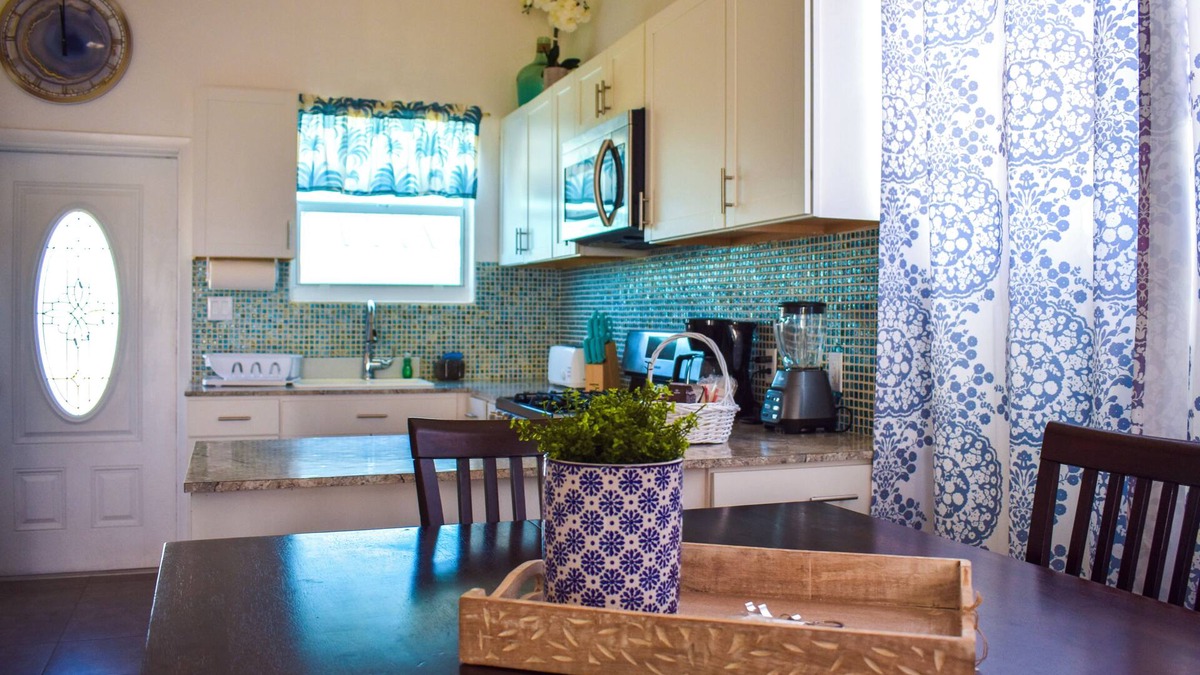 Marsh Harbour Apartment | 2-bedroom apartment in fantastic Marsh Harbour with AC, WiFi