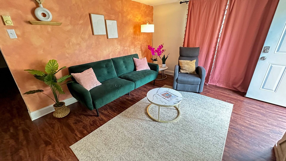 Knoxville Apartment | 2 bedroom apartment: 10 minute drive to UT, convention center,downtown Knoxville