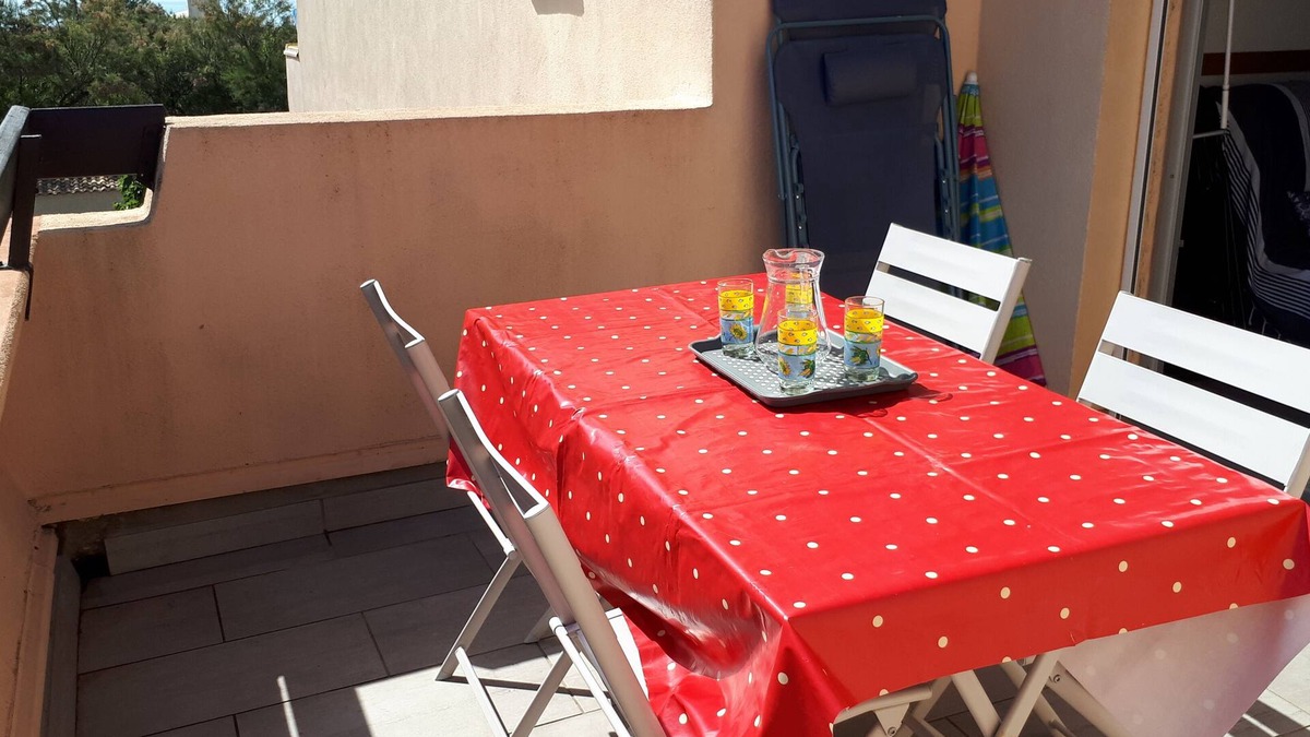 Marseillan Apartment | 2-bedroom apartment, air-conditioned, sleeps 4, direct to beach. Le Clapotis