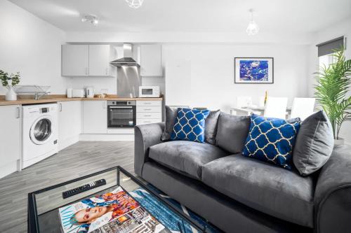 Cradley Heath Apartment | 2 Bedroom Apartment - Free Private Parking - Netflix & Wifi - Top Rated - 52C
