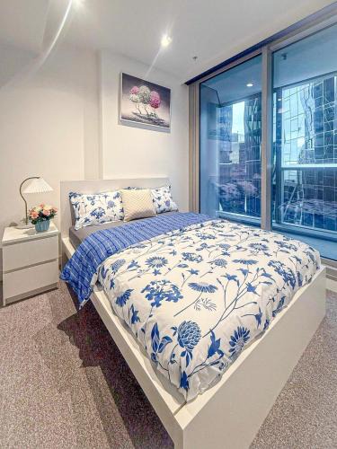Melbourne Central Business District Apartment | 2-Bedroom Apartment in Melbourne CBD with Balcony, Pool & Gym Access