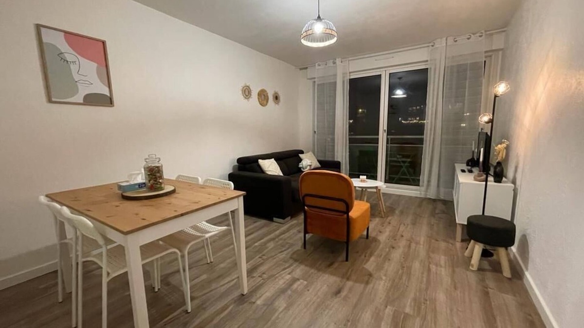 Cenon Apartment | 2 Bedroom Apartment in Cenon
