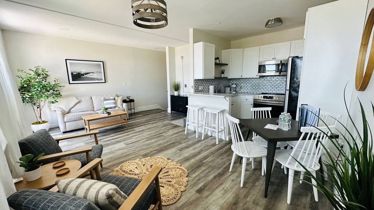 West End Apartment | 2 Bedroom Apartment on Top Floor in Portland's West End