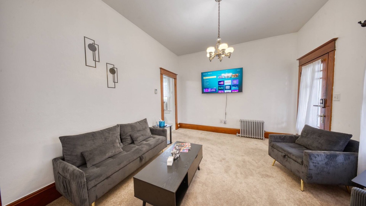 Carbondale Apartment | 2-bedroom apartment in awesome Carbondale with AC