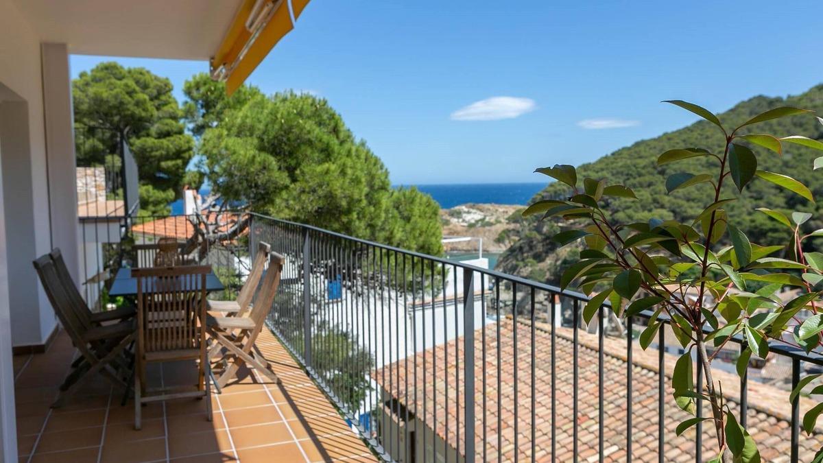 Sa Tuna Apartment | 2 bedroom apartment with sea views & terrace, 2 minutes walking to Sa Tuna in Begur (H44)