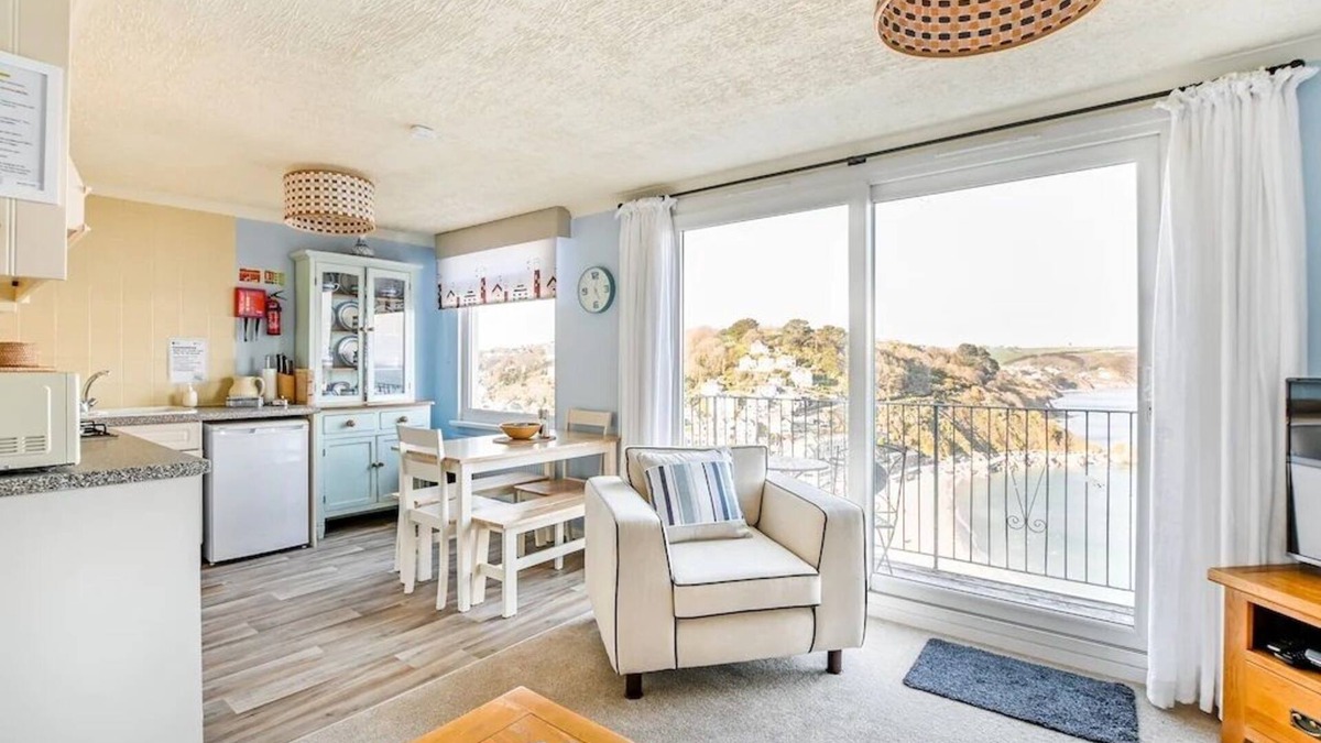 West Looe Apartment | 2 bedroom apartment with balcony, panoramic sea views, outisde space and parking