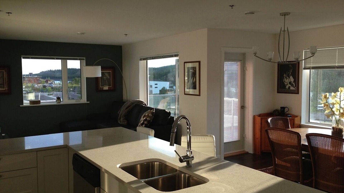 Whitehorse Apartment | 2 Bedroom Apt RIVER & MOUNTAIN VIEWS , IN THE HEART OF WHITEHORSE - condo