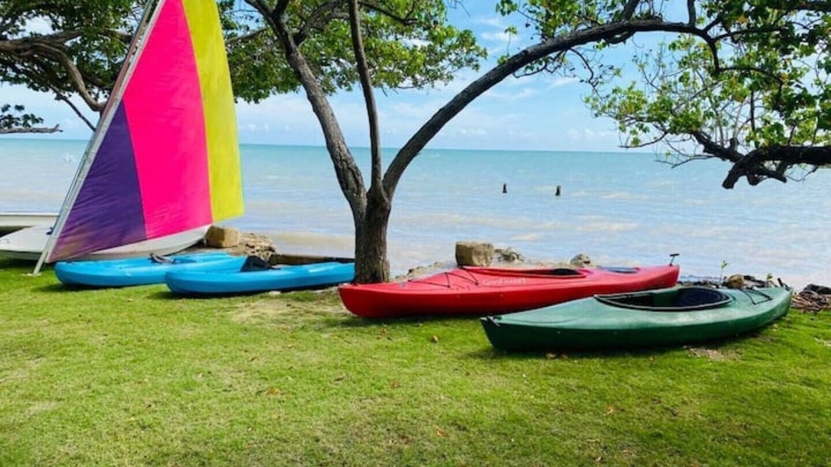 Frome Cottage | 2 Bedroom Beach House at Bluefields Bay