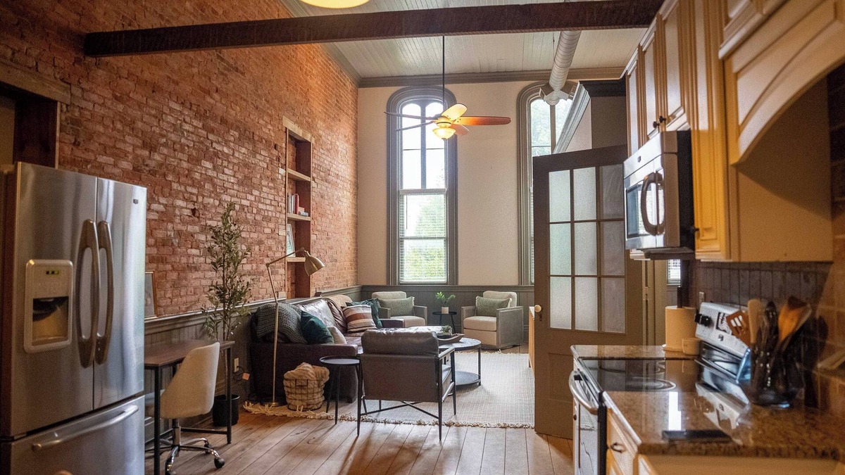 Marshall Apartment | 2-bedroom Beautiful, large DTown Marshall Apartment with WiFi, AC