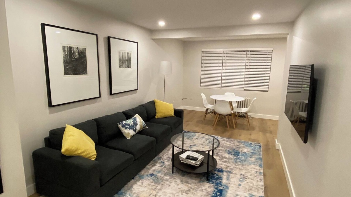Port Credit Apartment | 2 Bedroom Beauty! Located on the Lakeshore in Port Credit, Mississauga.