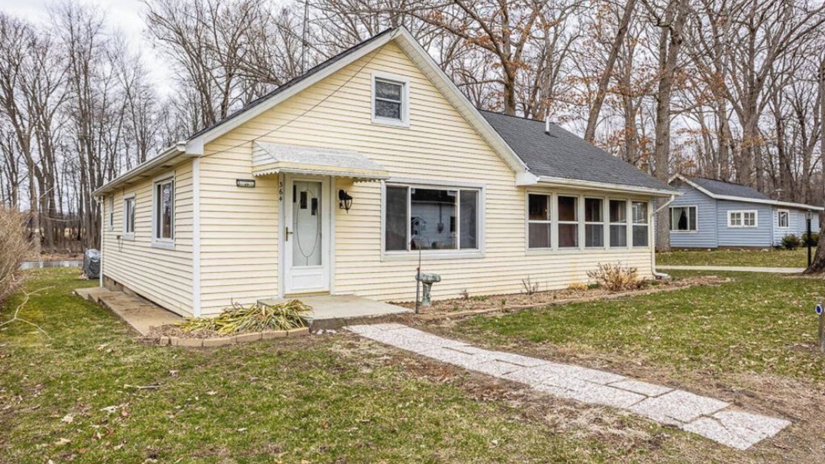 Horton House | 2 bedroom bedroom 1 bath by the lake.