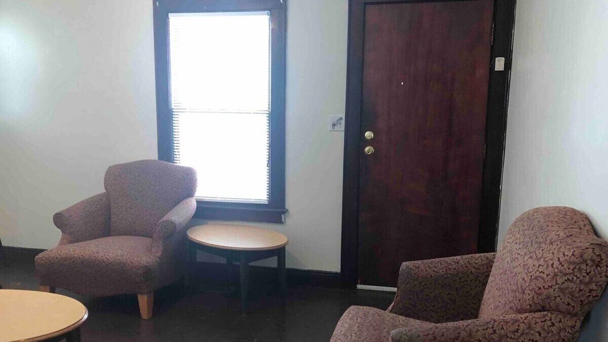 South Charleston Apartment | 2 bedroom budget - 2 comfortable Queen beds -WiFi