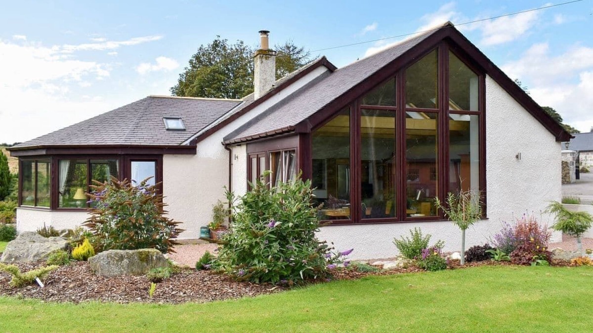Milltimber House | 2 Bedroom bungalow Aberdeen within the beautiful countryside.