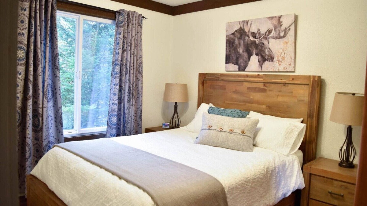 Harrison Hot Springs Cottage | 2-BEDROOM COTTAGE | QUEEN BED + 2 TWIN BEDS + QUEEN SOFA BED | UP TO 6 GUESTS