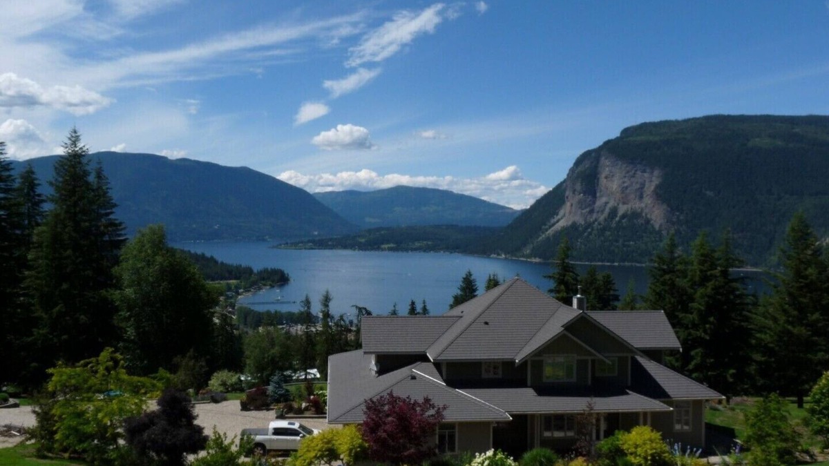 Canoe House | 2 Bedroom Carriage House with Panoramic views of Shuswap Lake