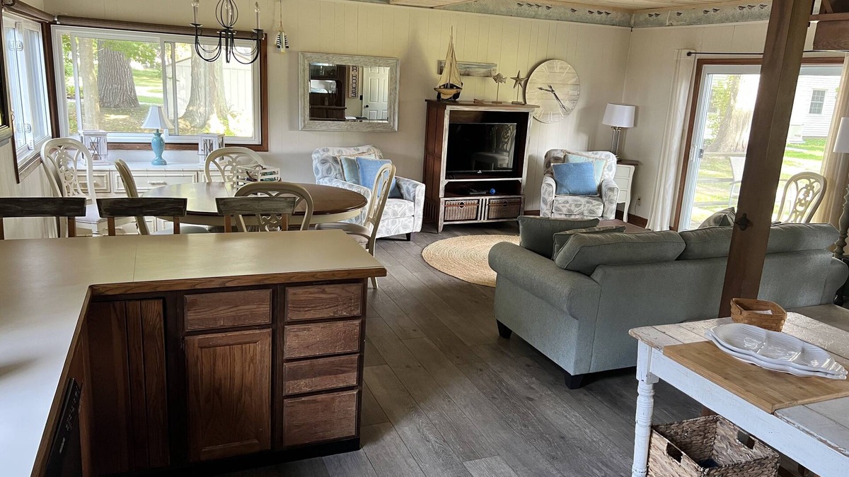 Waverly Beach Cottage | 2 Bedroom Carriage house Fort Erie/Crescent Beach Ontario