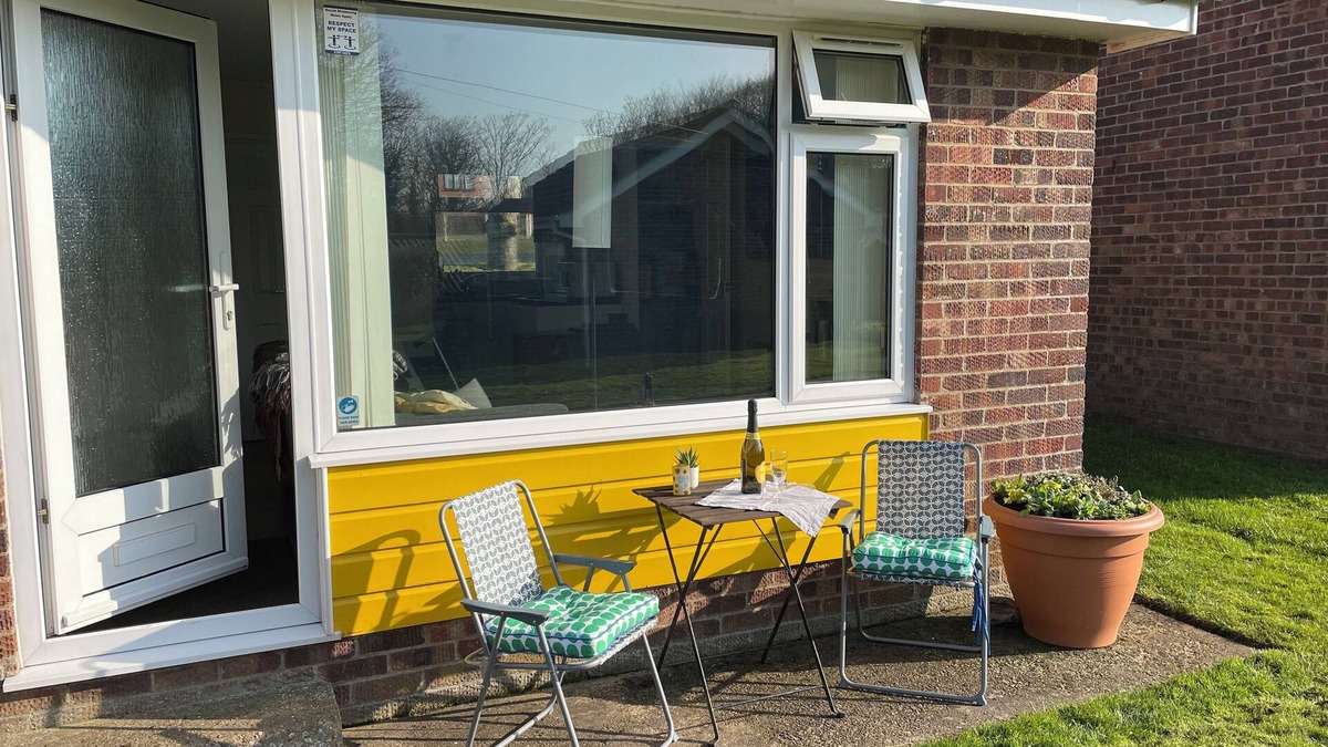 Mundesley Ski Chalet | 2 bedroom chalet 5 minutes walk to shops, pubs and a large dog-friendly beach,