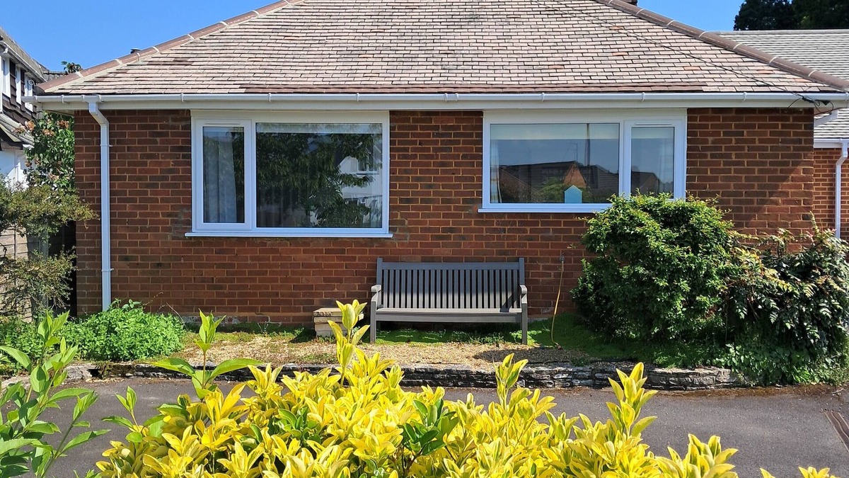 Wimborne House | 2 bedroom chalet bungalow, short drive to The New Forest and Bournemouth beaches