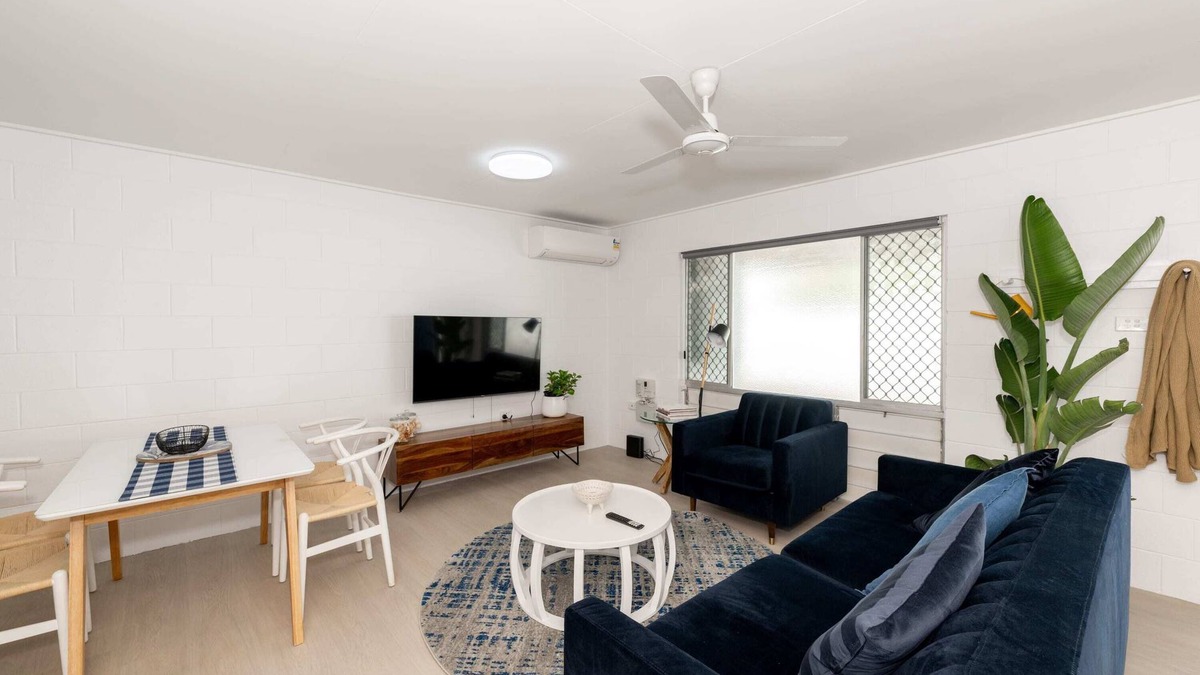 Pimlico Apartment | 2-Bedroom Charm near Mater Hospital, Pimlico