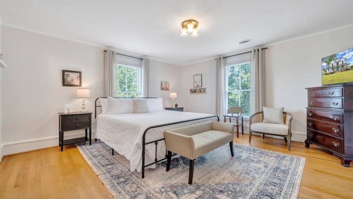 Blairs Bed & Breakfast | 2 bedroom Charming Farmhouse Getaway : Levi Hall
