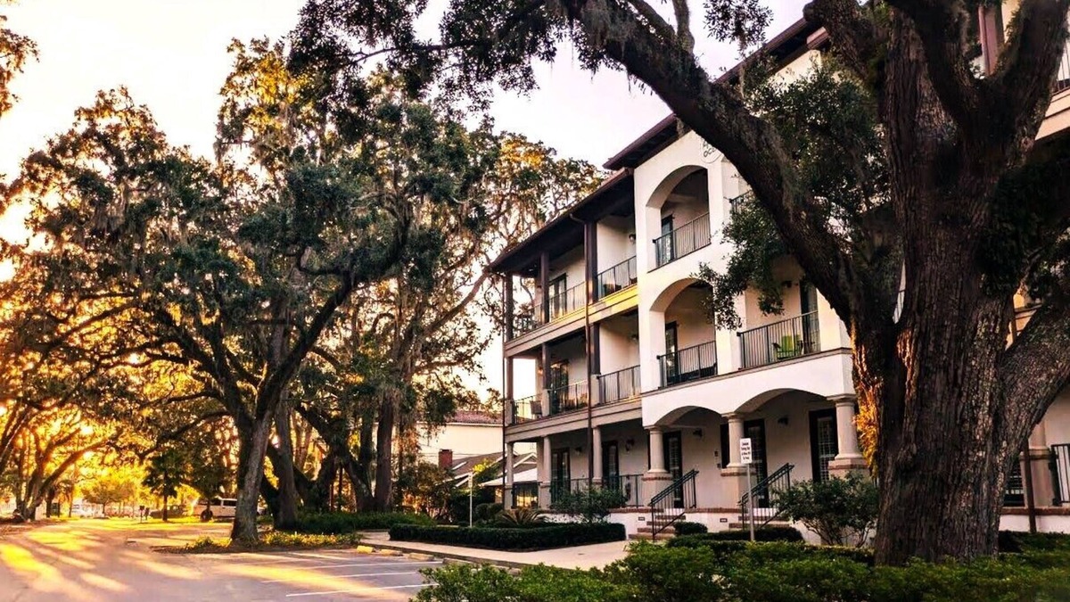 King City Condo | 2-bedroom Condo on St. Simons Island. Pool/Parking/Beach/Food/Bars/Stores, etc.