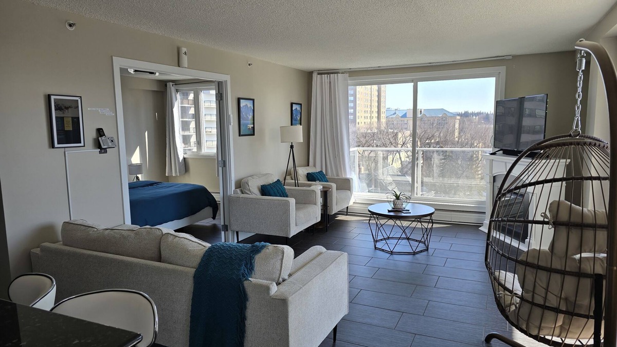 Saskatoon Downtown Condo | 2 Bedroom Condo, Close to River, Hospitals, University, Shopping- Free Parking