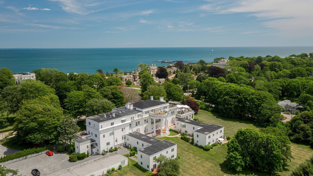 Cliff Walk Condo | 2 Bedroom Condo in Gilded Age Mansion close to Mansions and Ocean Beaches