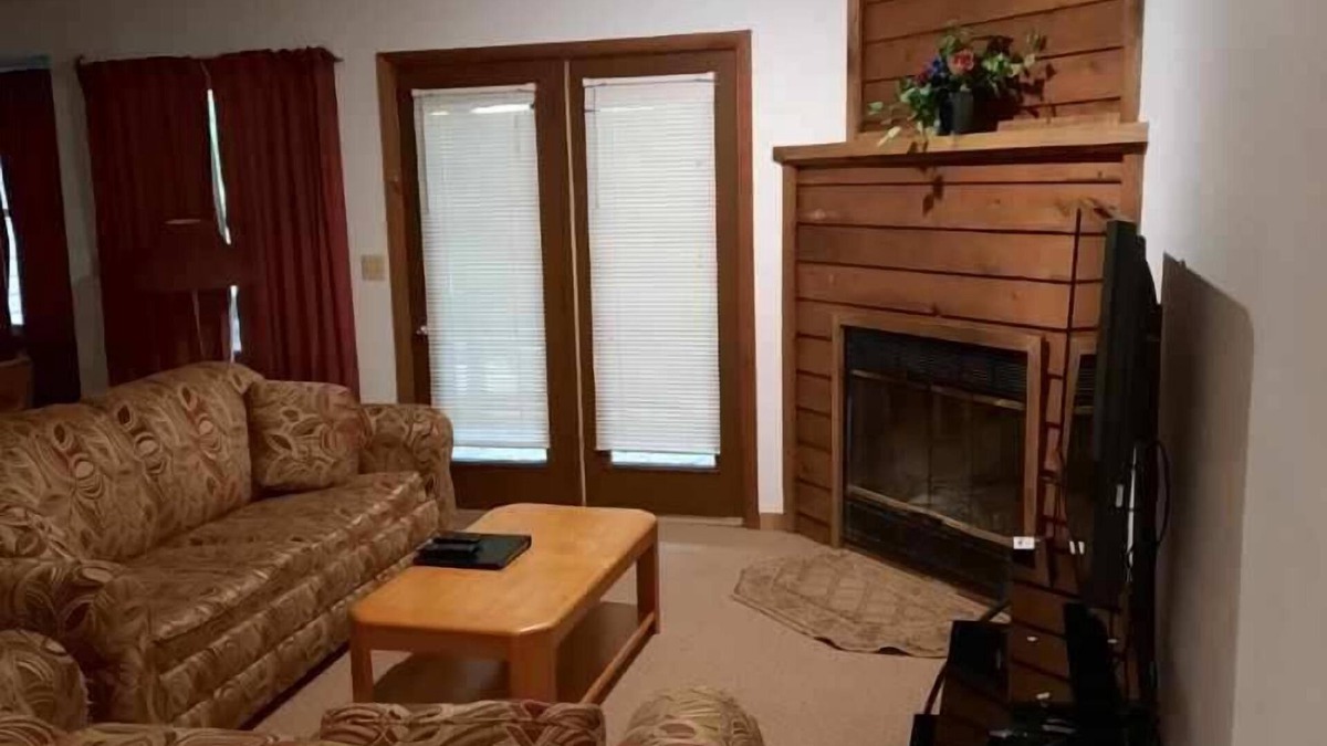 DuBois Condo | 2 Bedroom Condo in Lakeside Resort Community (1 Queen, 2 Twins)