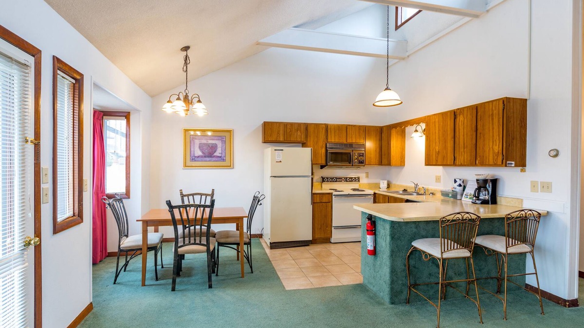 DuBois Condo | 2 Bedroom Condo in Lakeside Resort Community (1 Queen & 2 Twin Beds)